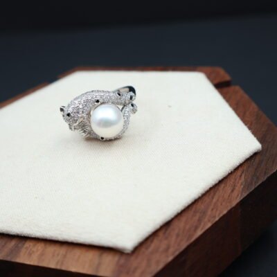 Bague panthère en perle sertie