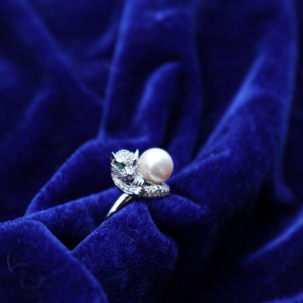 Bague panthère en perle sertie