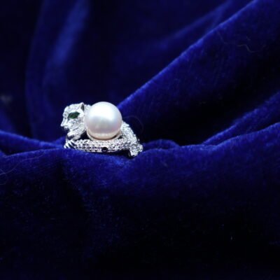 Bague panthère en perle sertie