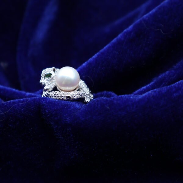 Bague panthère en perle sertie