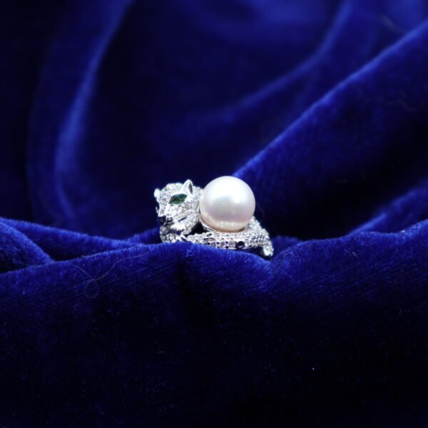 Bague panthère en perle sertie