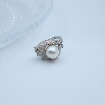 Bague panthère en perle sertie