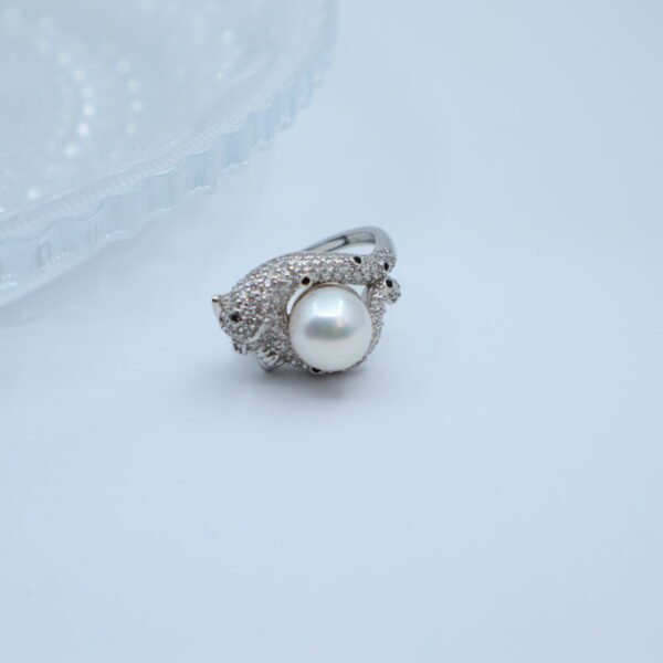 Bague panthère en perle sertie