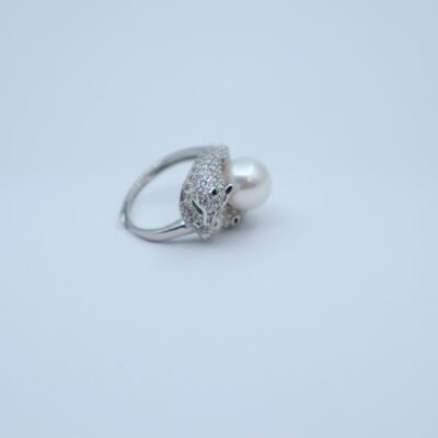 Bague panthère en perle sertie