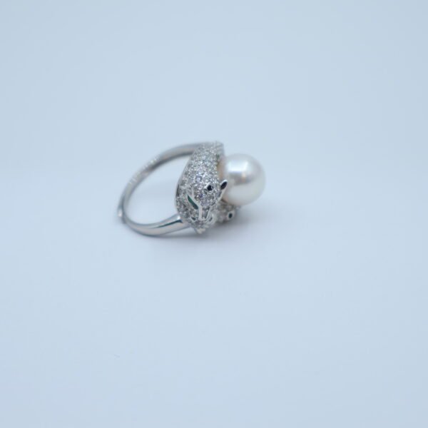 Bague panthère en perle sertie