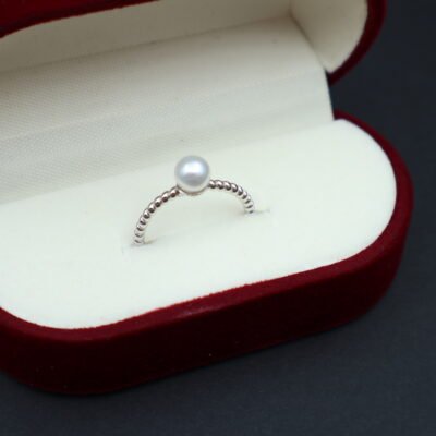 Bague en perle sur anneau torsadé