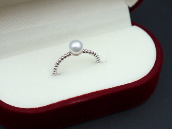 Bague en perle sur anneau torsadé