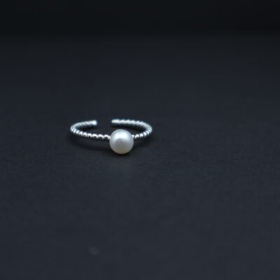 Bague en perle sur anneau torsadé