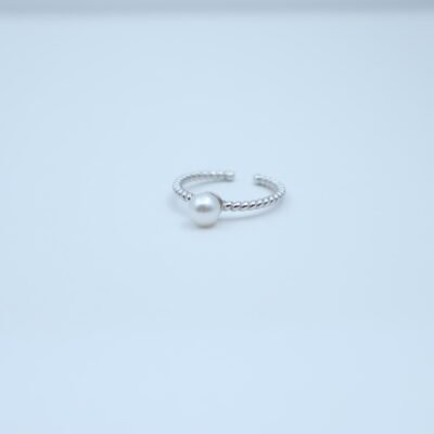 Bague en perle sur anneau torsadé