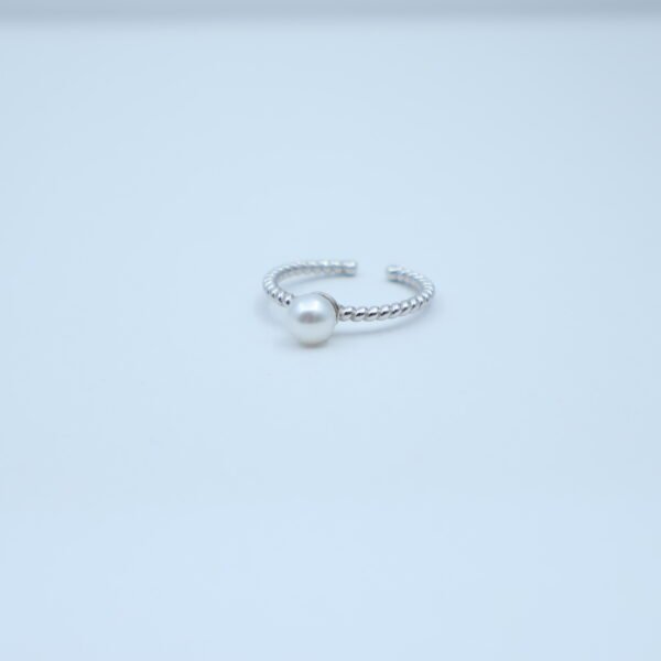 Bague en perle sur anneau torsadé