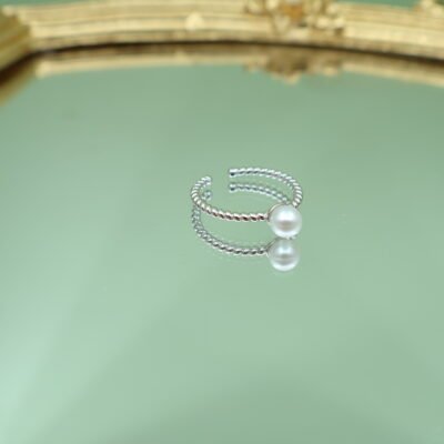 Bague en perle sur anneau torsadé