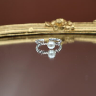 Bague en perle sur anneau torsadé