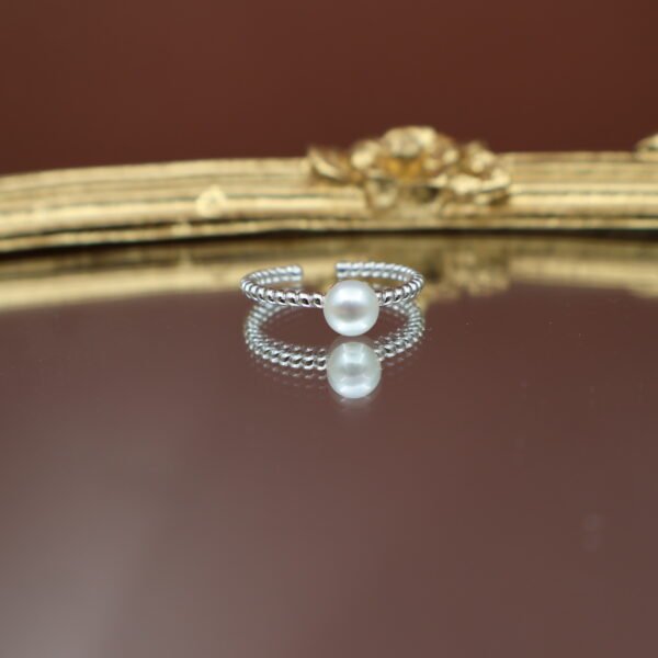 Bague en perle sur anneau torsadé