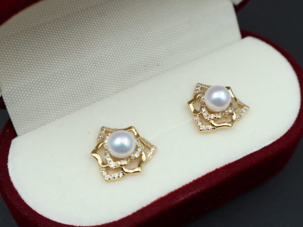 Boucles d’oreilles en perles à motif de rose pavé (or/argent)