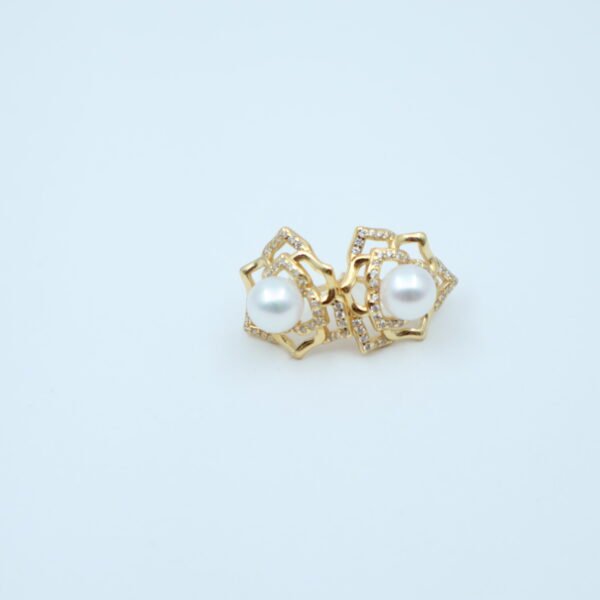 Boucles d’oreilles en perles à motif de rose pavé (or/argent)