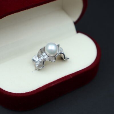 Bague en perle à ligne ondulée façon corolle