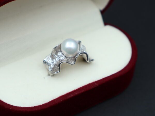 Bague en perle à ligne ondulée façon corolle