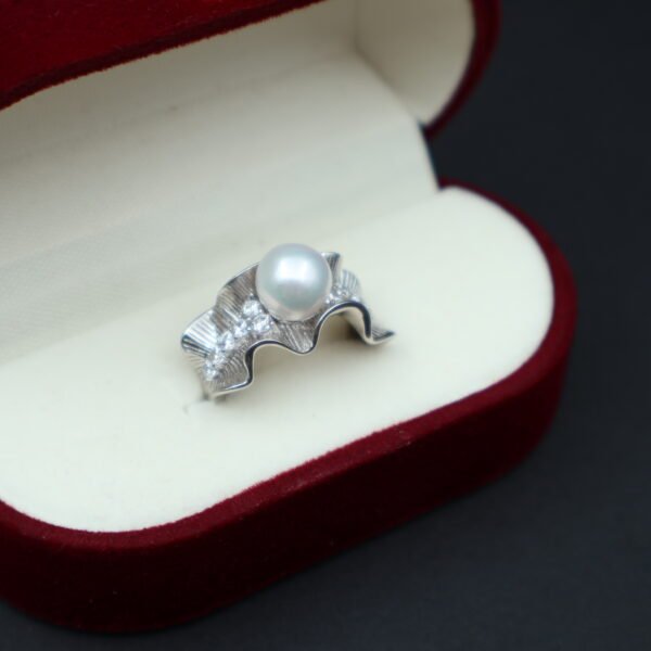 Bague en perle à ligne ondulée façon corolle