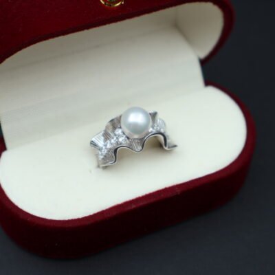 Bague en perle à ligne ondulée façon corolle