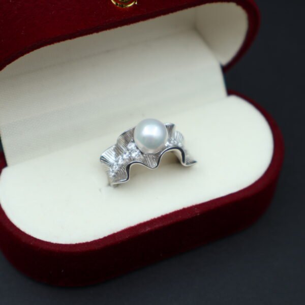 Bague en perle à ligne ondulée façon corolle