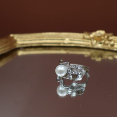 Bague en perle à ligne ondulée façon corolle