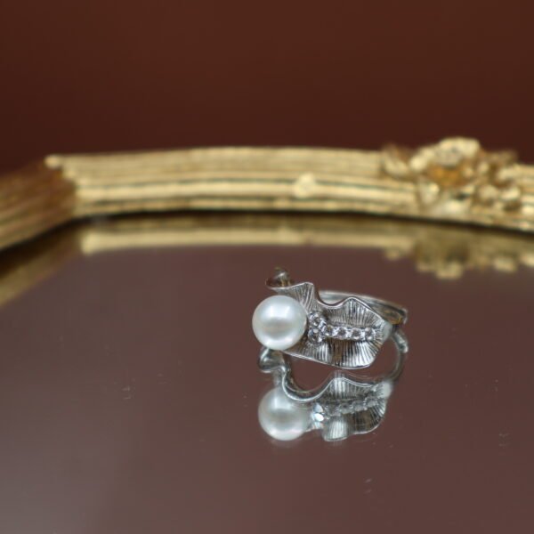 Bague en perle à ligne ondulée façon corolle