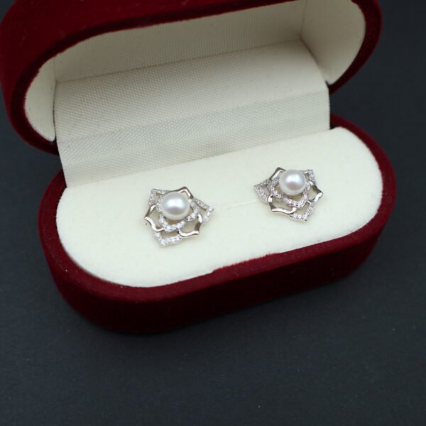 Boucles d’oreilles en perles à motif de rose pavé (or/argent)