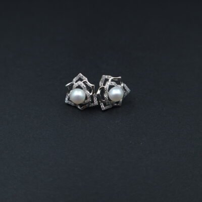 Boucles d’oreilles en perles à motif de rose pavé (or/argent)