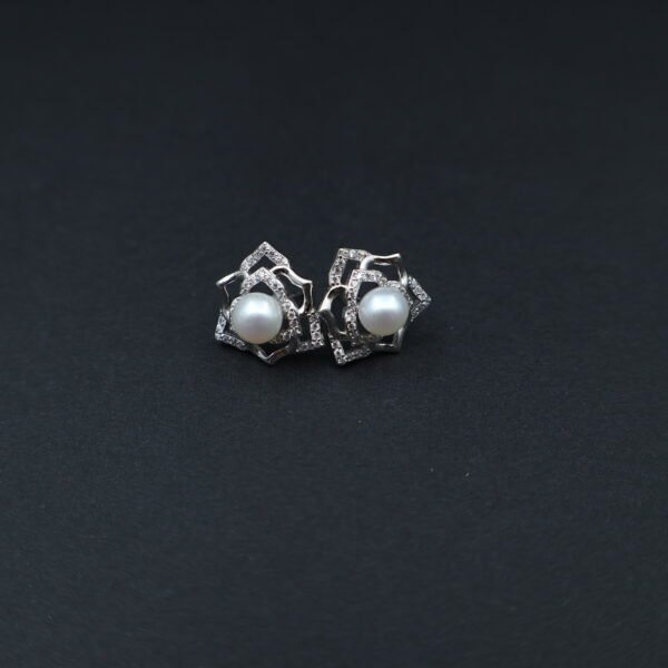 Boucles d’oreilles en perles à motif de rose pavé (or/argent)
