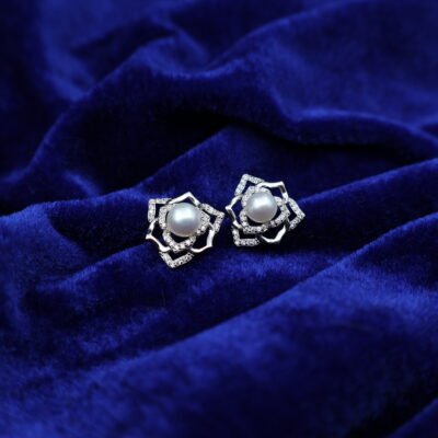 Boucles d’oreilles en perles à motif de rose pavé (or/argent)