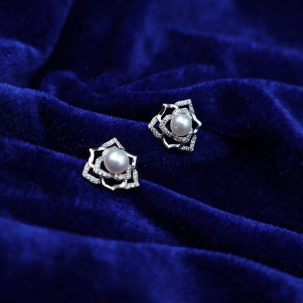 Boucles d’oreilles en perles à motif de rose pavé (or/argent)