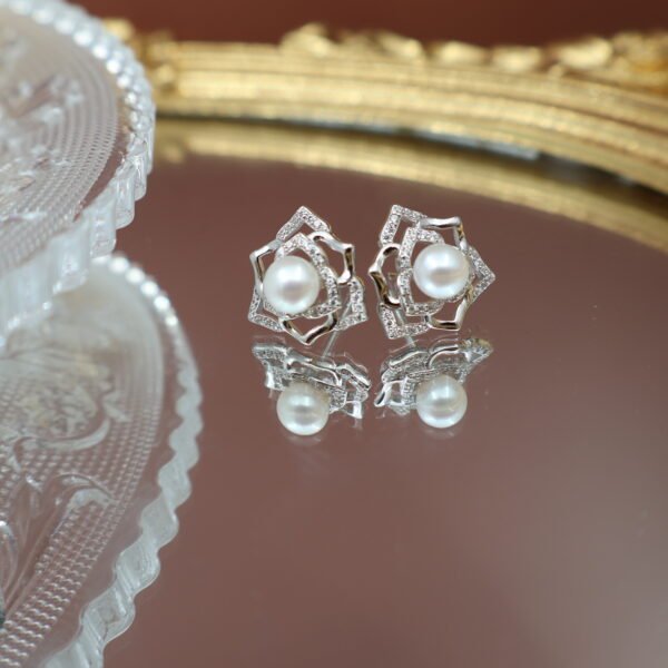 Boucles d’oreilles en perles à motif de rose pavé (or/argent)