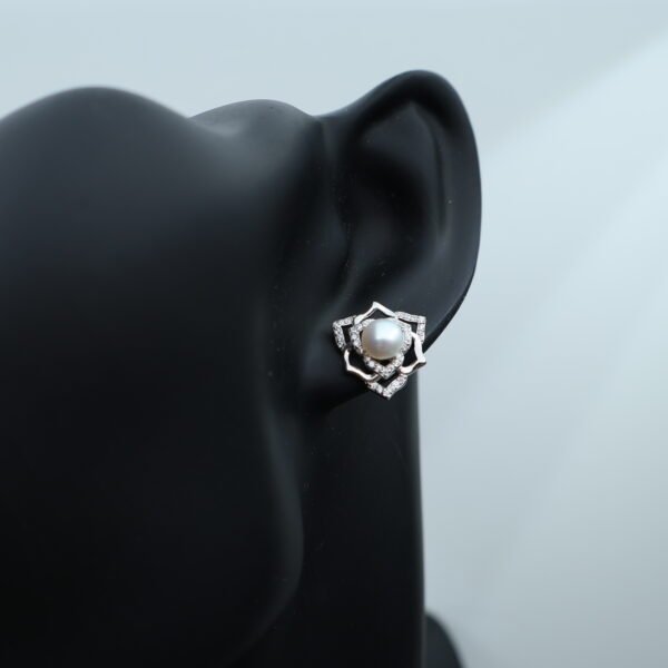 Boucles d’oreilles en perles à motif de rose pavé (or/argent)