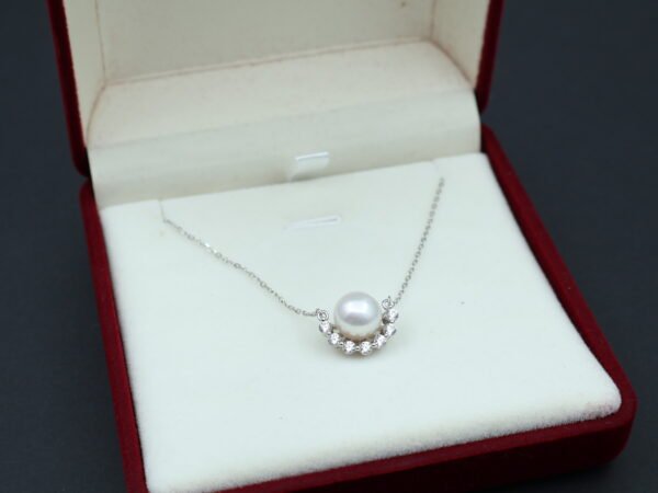 Collier en perle à motif cil pavé