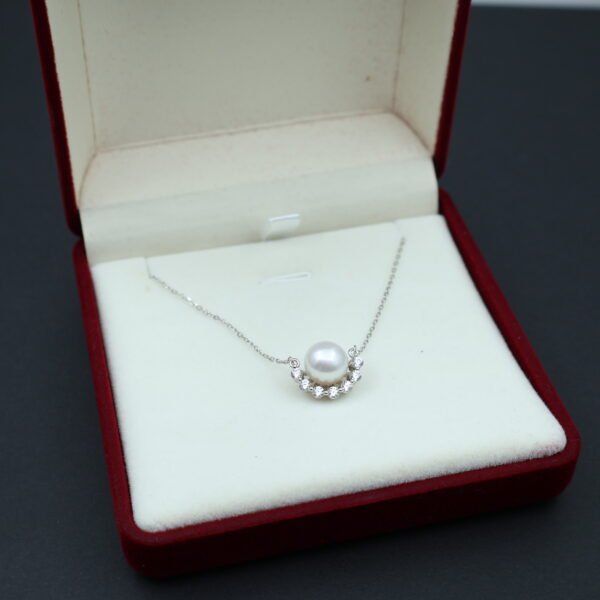 Collier en perle à motif cil pavé