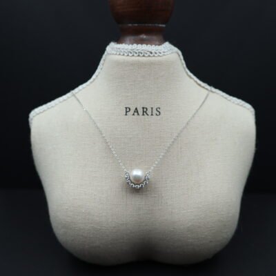 Collier en perle à motif cil pavé