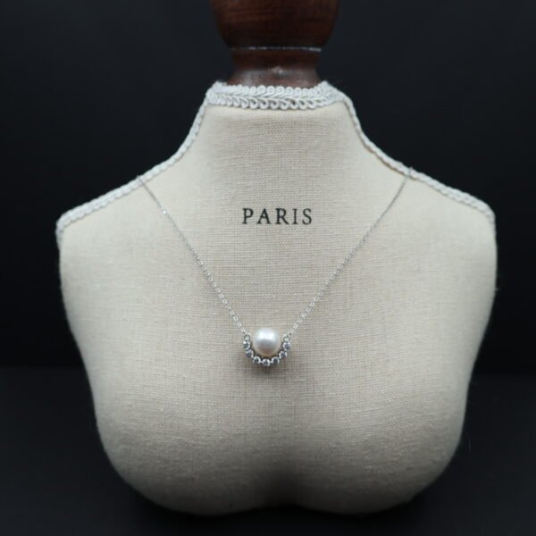 Collier en perle à motif cil pavé