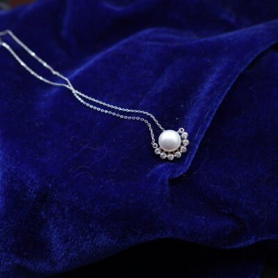 Collier en perle à motif cil pavé