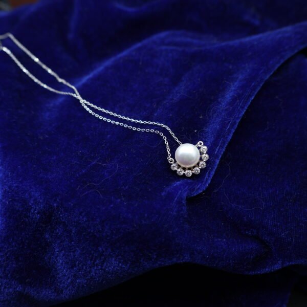 Collier en perle à motif cil pavé