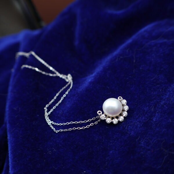 Collier en perle à motif cil pavé
