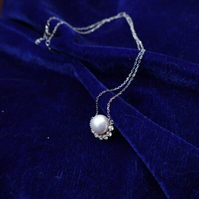 Collier en perle à motif cil pavé