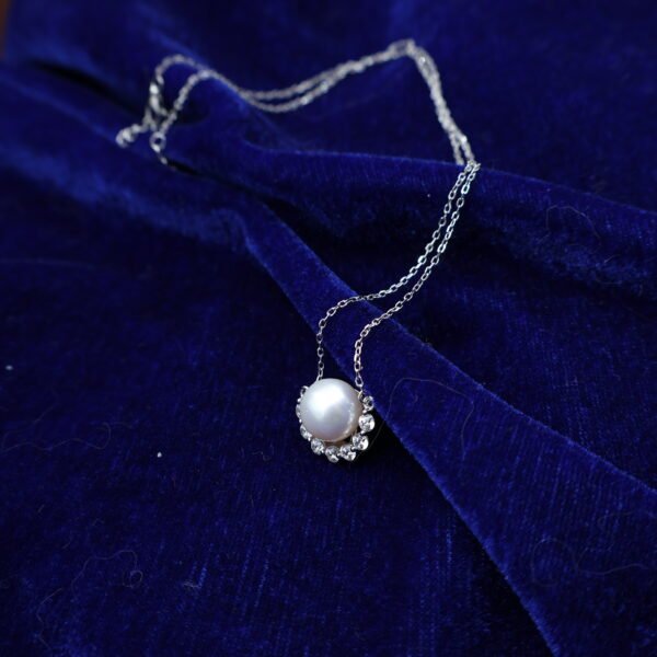 Collier en perle à motif cil pavé