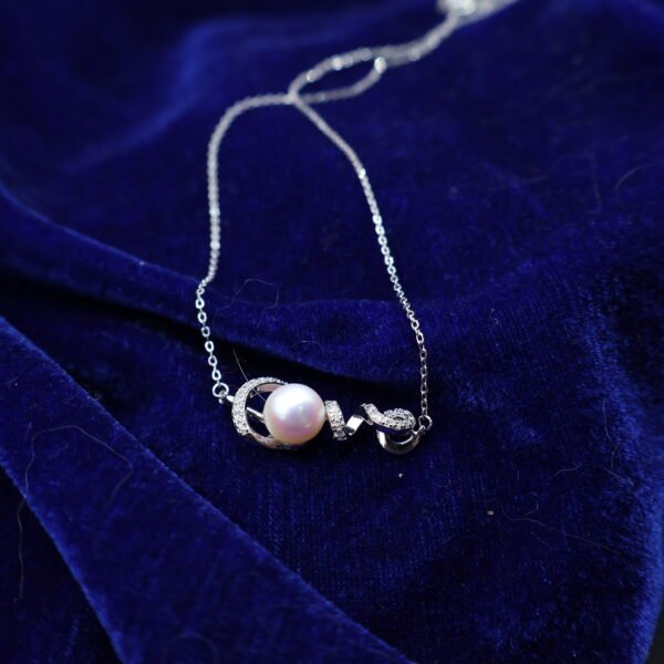 Collier en perle à motif Love pavé
