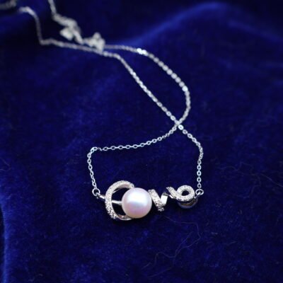 Collier en perle à motif Love pavé