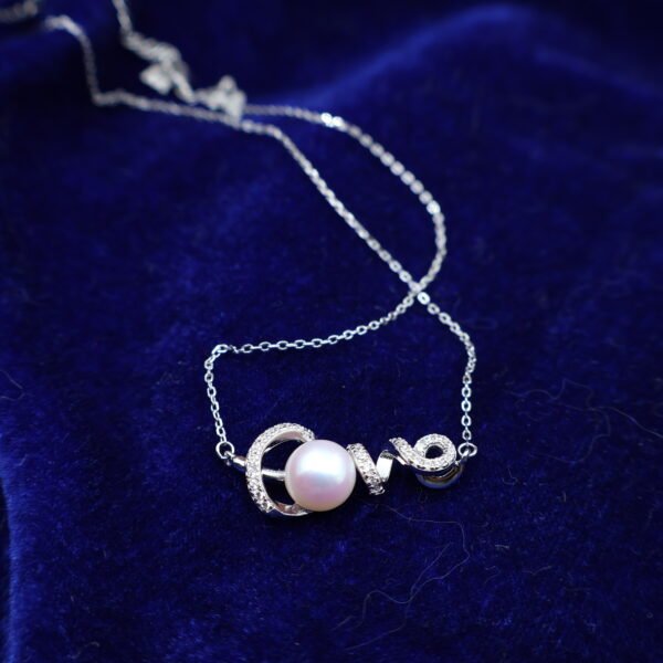 Collier en perle à motif Love pavé