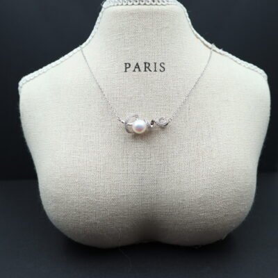 Collier en perle à motif Love pavé