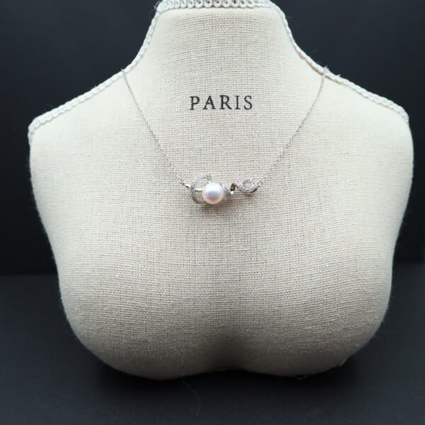 Collier en perle à motif Love pavé