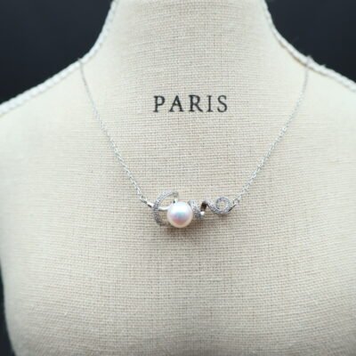 Collier en perle à motif Love pavé
