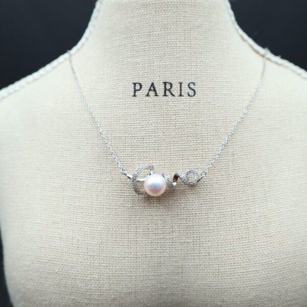 Collier en perle à motif Love pavé