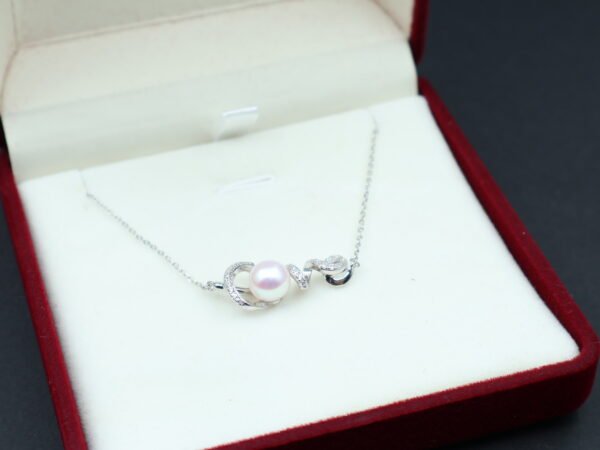 Collier en perle à motif Love pavé